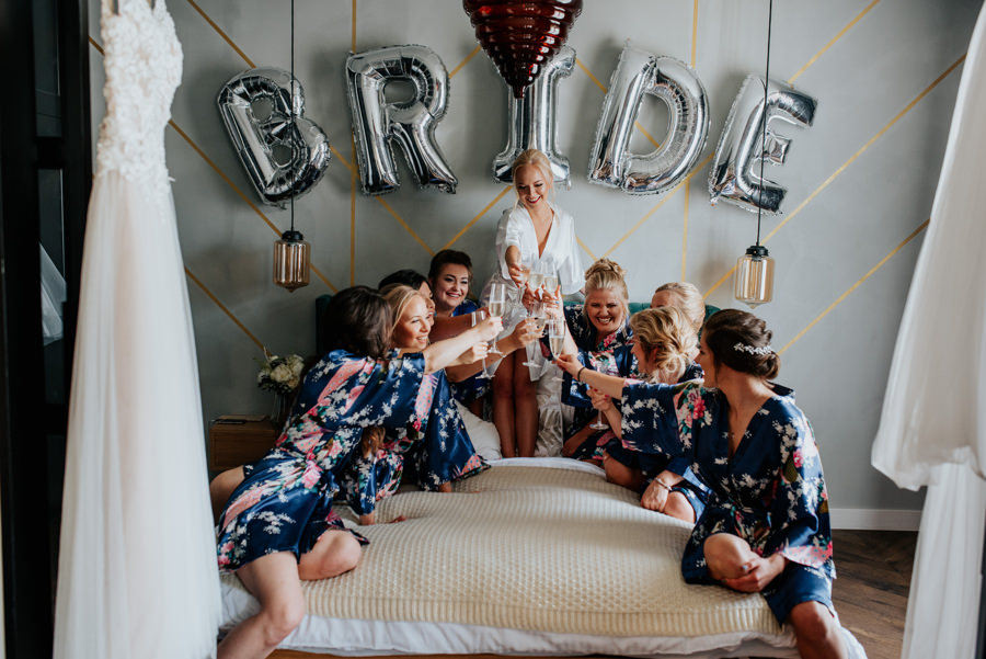 ekipa panny młodej, druhenki, szlafroki dla druhen przyjaciółki, przygoowania panny młodej w Krakowie