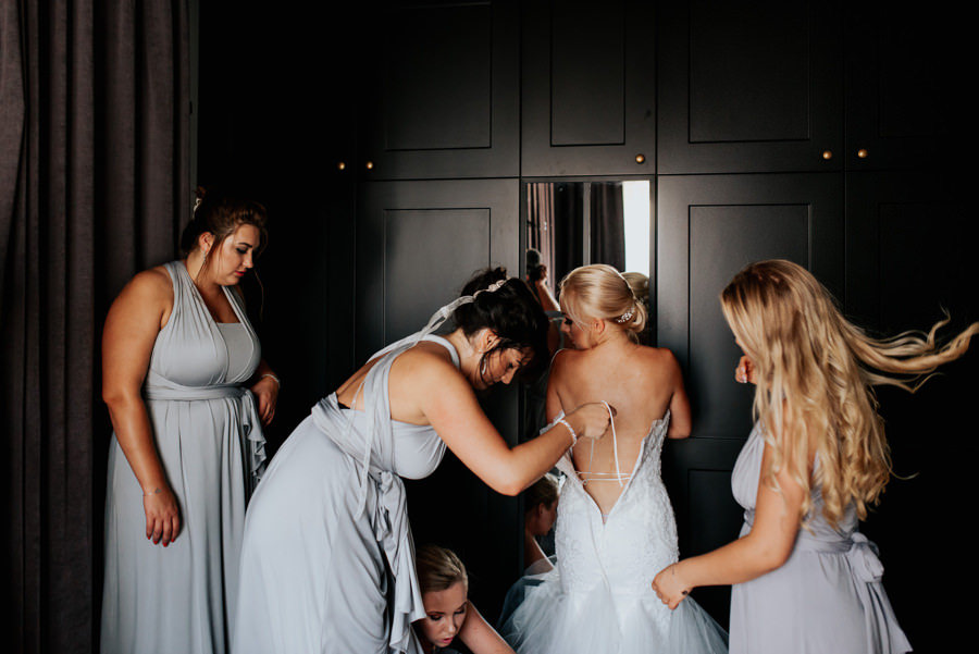 ubieranie panny młodej