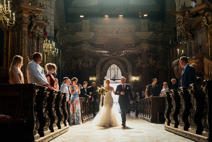 Panna Młoda wchodzi z tatą do kościoła, ślub w Krakowie, Kościół Bożego ciała, wzruszający moment