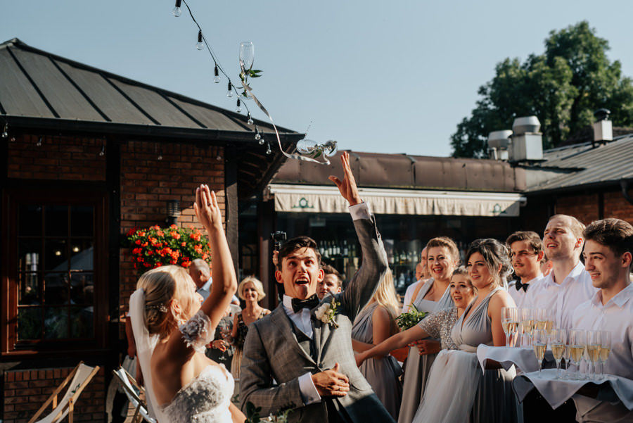 Para Młoda rzuca kieliszkami, rozbijanie kieliszków, Stara Zajezdnia Kraków