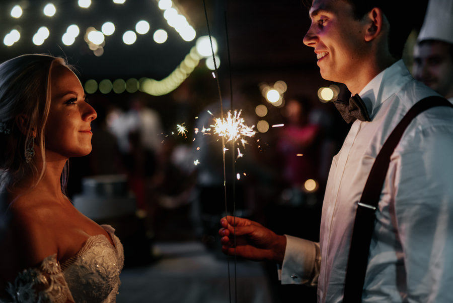 zakochana para z zimnymi ogniami, romantyczne ujęcie pary młodej, industrialne wesele