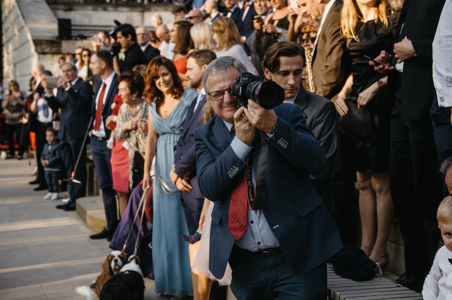 wujek fotografujący panne młodą