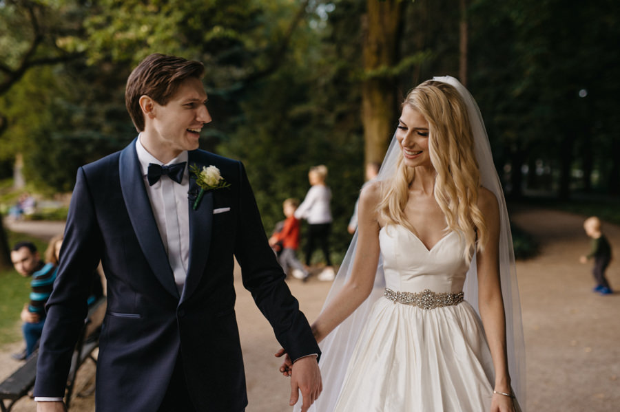 spacer pary młodej po łazienkach królewskich