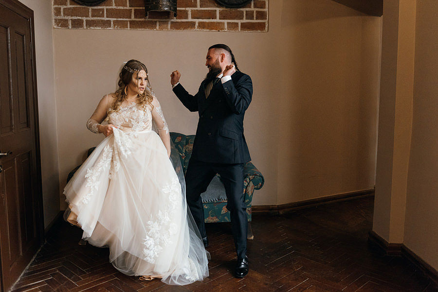 ślub na zamku, slub w plenerze, wesele na zamku, reportaz slubny, fotografia slubna, fotografa slubna warszawa, panna mloda, nietuzinkowy slub