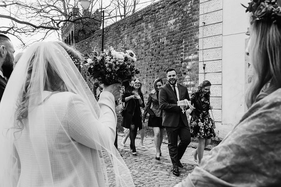 ślub na zamku, slub w plenerze, wesele na zamku, reportaz slubny, fotografia slubna, fotografa slubna warszawa, panna mloda, nietuzinkowy slub