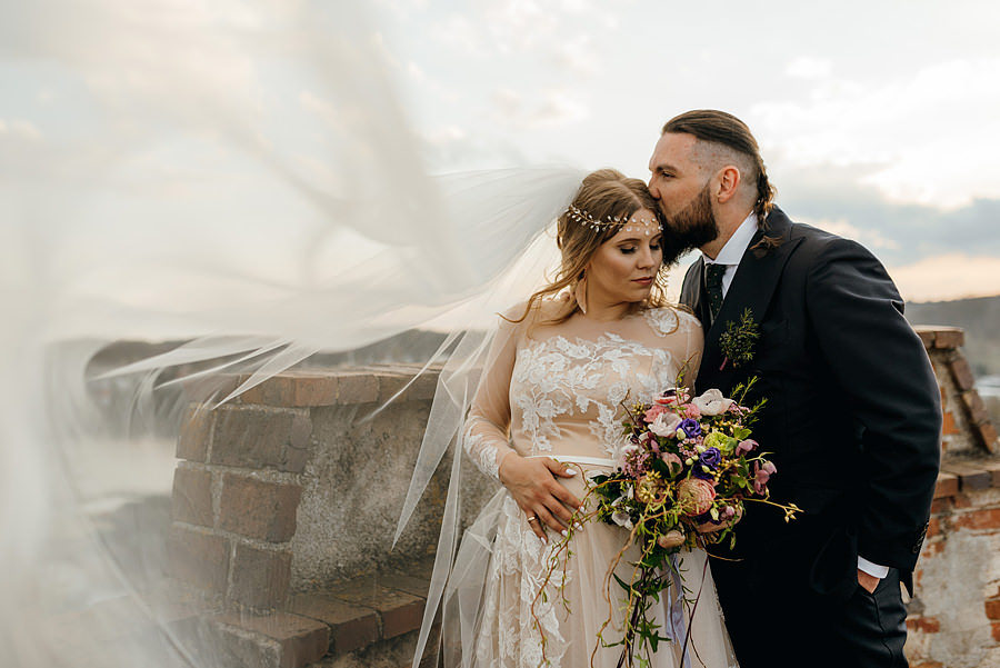 ślub na zamku, slub w plenerze, wesele na zamku, reportaz slubny, fotografia slubna, fotografa slubna warszawa, panna mloda, nietuzinkowy slub