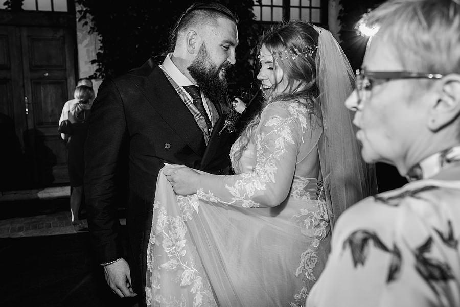 ślub na zamku, slub w plenerze, wesele na zamku, reportaz slubny, fotografia slubna, fotografa slubna warszawa, panna mloda, nietuzinkowy slub