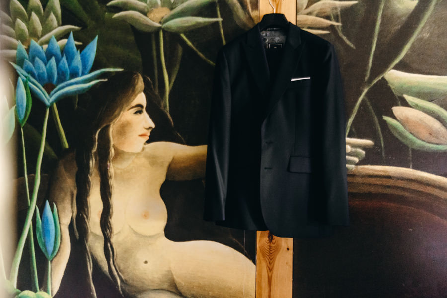 detale ślubne, garnitur pana młodego, stodoła wszystkich świętych