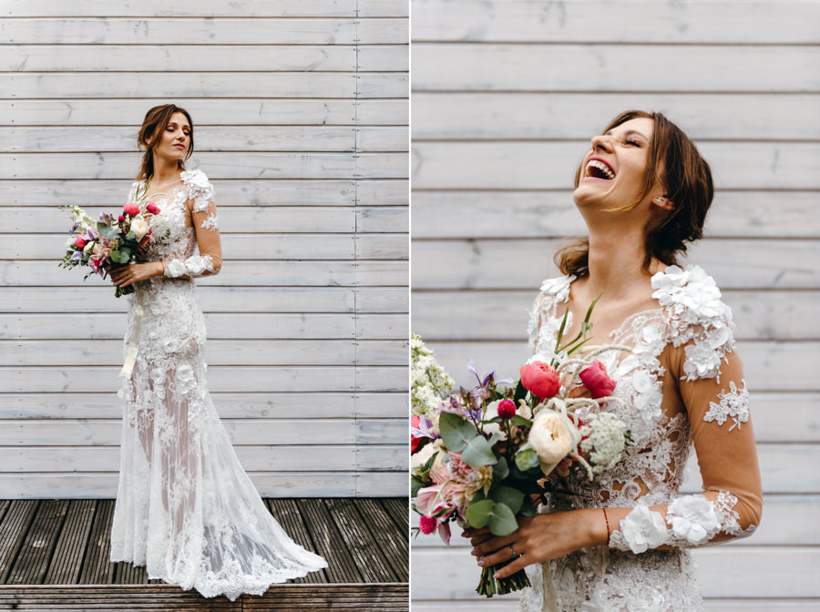 portret panny młodej, roześmiana panna młoda, suknia ślubna paprocki&brzozowski, boho klimat, stodoła wszystkich świętych