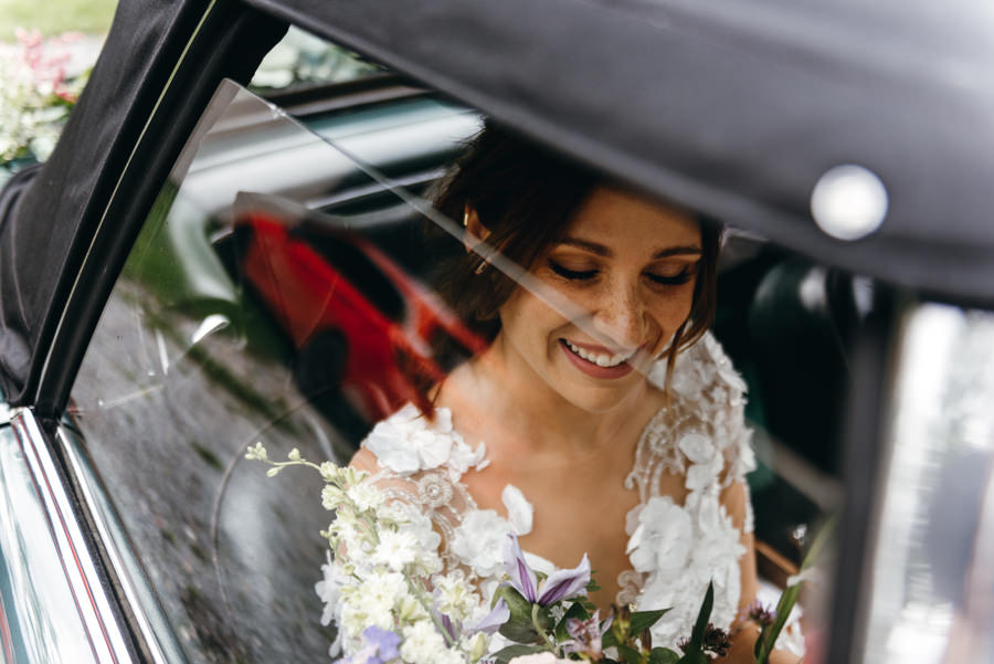 pani młoda w samochodzie, butelkowy mercedes cabrio, uśmiech