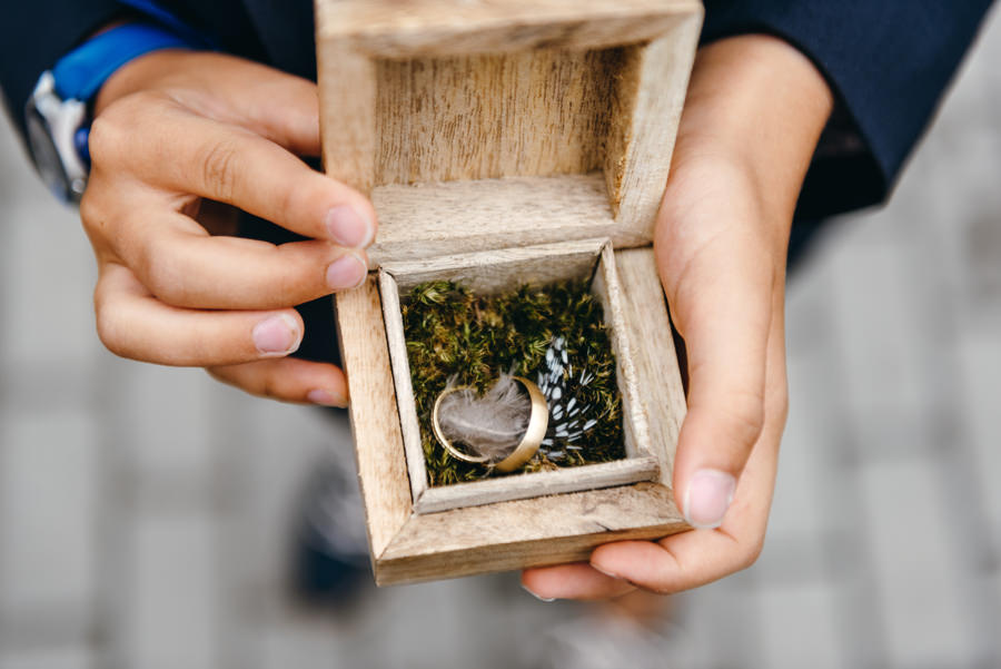 obrączki ślubne, detal ślubny, drewniane pudełko, boho, rustykalny klimat