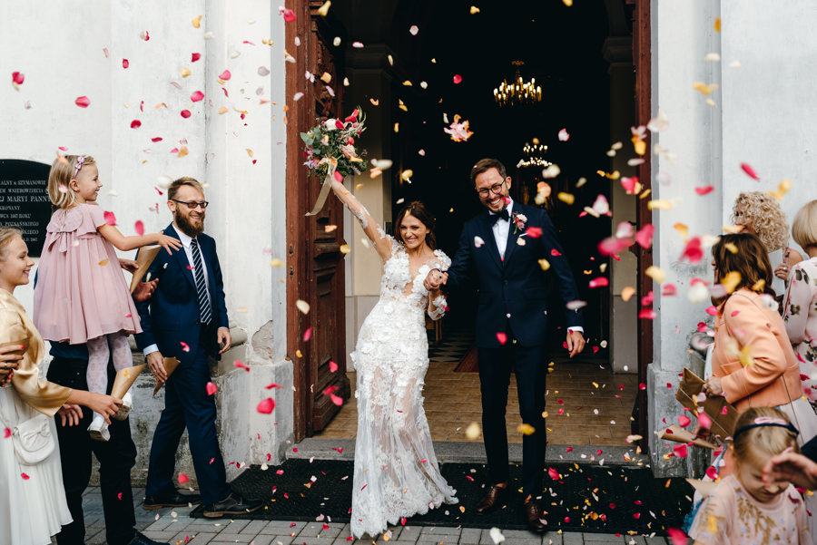 radość pary młodej, wyjście z kościoła, miłość