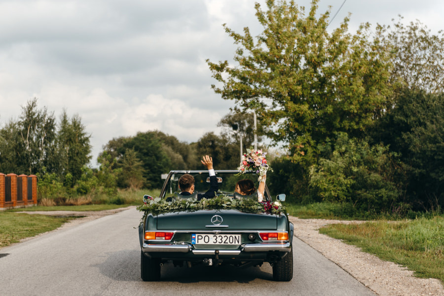auto do ślubu, butelkowy mercedes, odważna para młoda, energia, radość