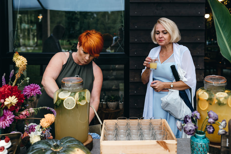 stodoła wszystkich świętych, detale ślubne, pufy, strefa chillout, boho dekoracja