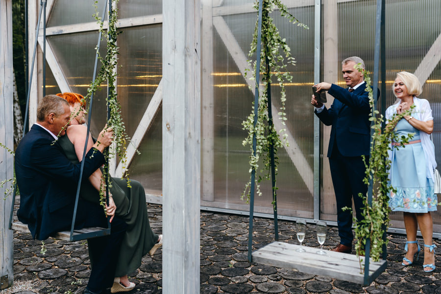 stodoła wszystkich świętych, detale ślubne, pufy, strefa chillout, boho dekoracja