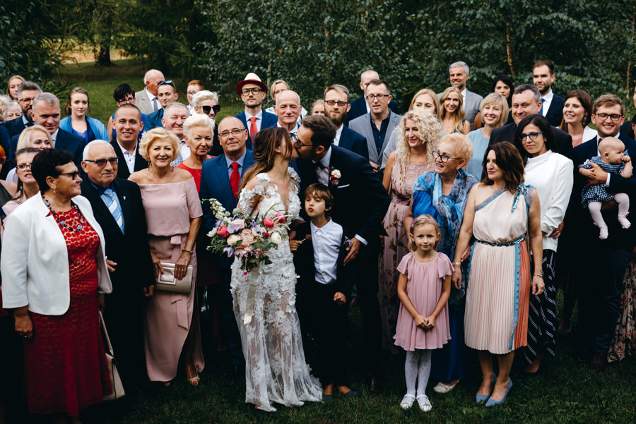 zdjęcie grupowe pary młodej, pocałunek, stodoła wszystkich świętych