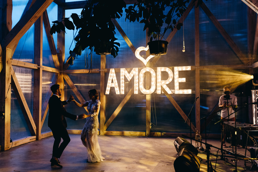 pierwszy taniec, napis świetlny, bohostyl, stodoła wszystkich świętych