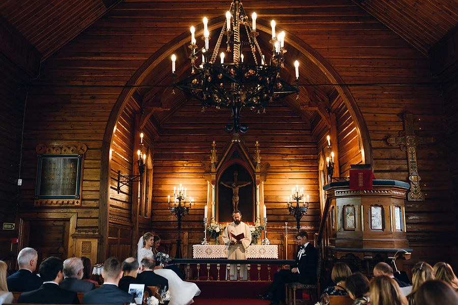 ślub w Norwegii, wesele w Norwegii, ślub w starym kościele, fotografia ślubna Norwegia, zagraniczny ślub, ślub za granicą, lmfoto, zdjecia ślubne, zagraniczna para młoda