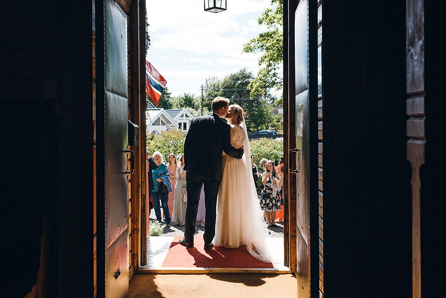 ślub w Norwegii, wesele w Norwegii, ślub w starym kościele, fotografia ślubna Norwegia, zagraniczny ślub, ślub za granicą, lmfoto, zdjecia ślubne, zagraniczna para młoda