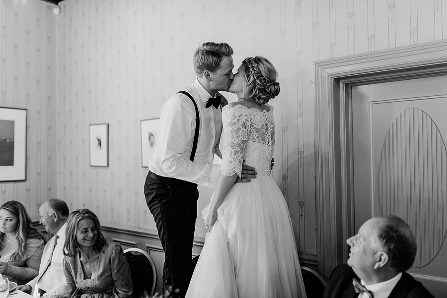 ślub w Norwegii, wesele w Norwegii, ślub w starym kościele, fotografia ślubna Norwegia, zagraniczny ślub, ślub za granicą, lmfoto, zdjecia ślubne, zagraniczna para młoda