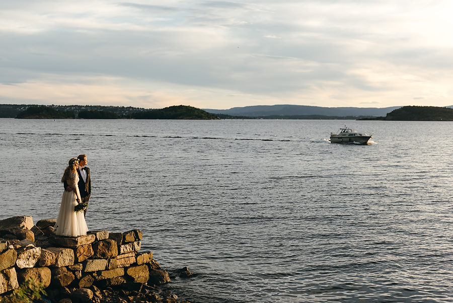 ślub w Norwegii, wesele w Norwegii, ślub w starym kościele, fotografia ślubna Norwegia, zagraniczny ślub, ślub za granicą, lmfoto, zdjecia ślubne, zagraniczna para młoda