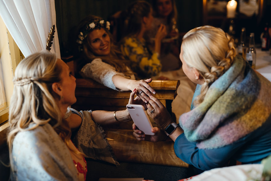 ślub w Norwegii, wesele w Norwegii, ślub w starym kościele, fotografia ślubna Norwegia, zagraniczny ślub, ślub za granicą, lmfoto, zdjecia ślubne, zagraniczna para młoda