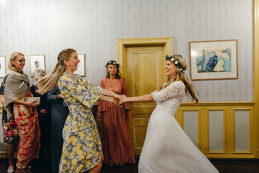 ślub w Norwegii, wesele w Norwegii, ślub w starym kościele, fotografia ślubna Norwegia, zagraniczny ślub, ślub za granicą, lmfoto, zdjecia ślubne, zagraniczna para młoda