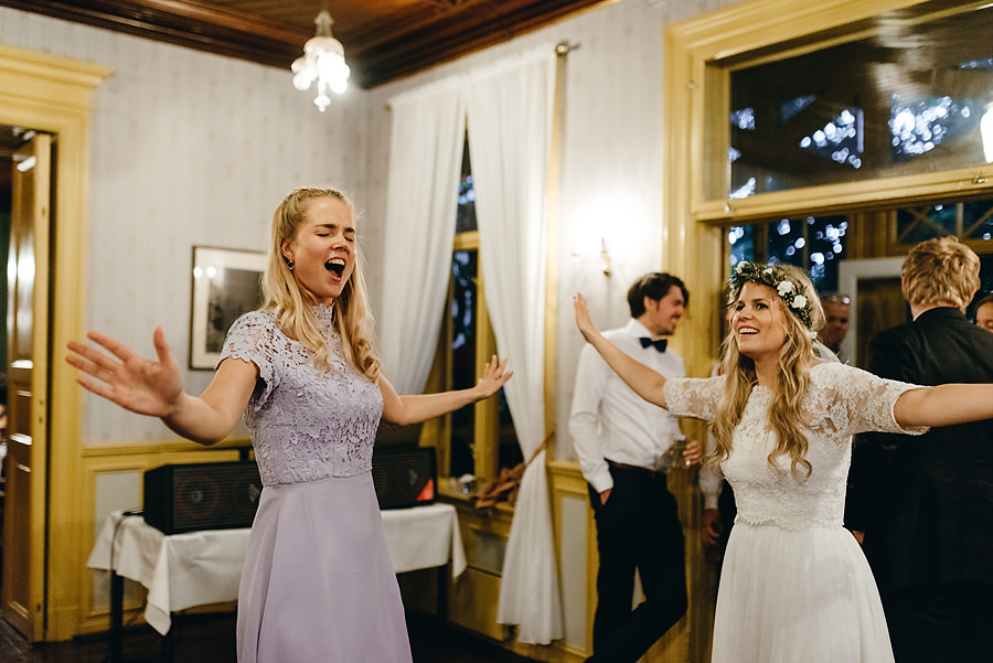 ślub w Norwegii, wesele w Norwegii, ślub w starym kościele, fotografia ślubna Norwegia, zagraniczny ślub, ślub za granicą, lmfoto, zdjecia ślubne, zagraniczna para młoda