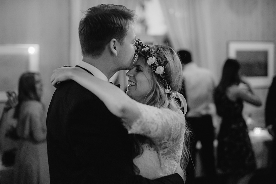 ślub w Norwegii, wesele w Norwegii, ślub w starym kościele, fotografia ślubna Norwegia, zagraniczny ślub, ślub za granicą, lmfoto, zdjecia ślubne, zagraniczna para młoda