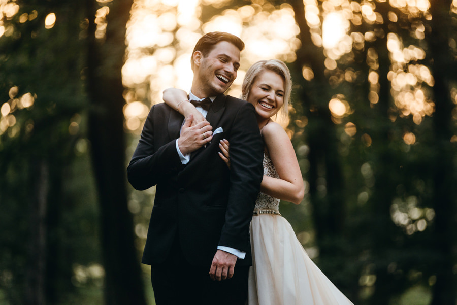 sesja plenerowa w dniu ślubu, portret pani młodej, park pałacu goetza, radość, śmiech, miłość, eleganckie wesele w pałacu goetza