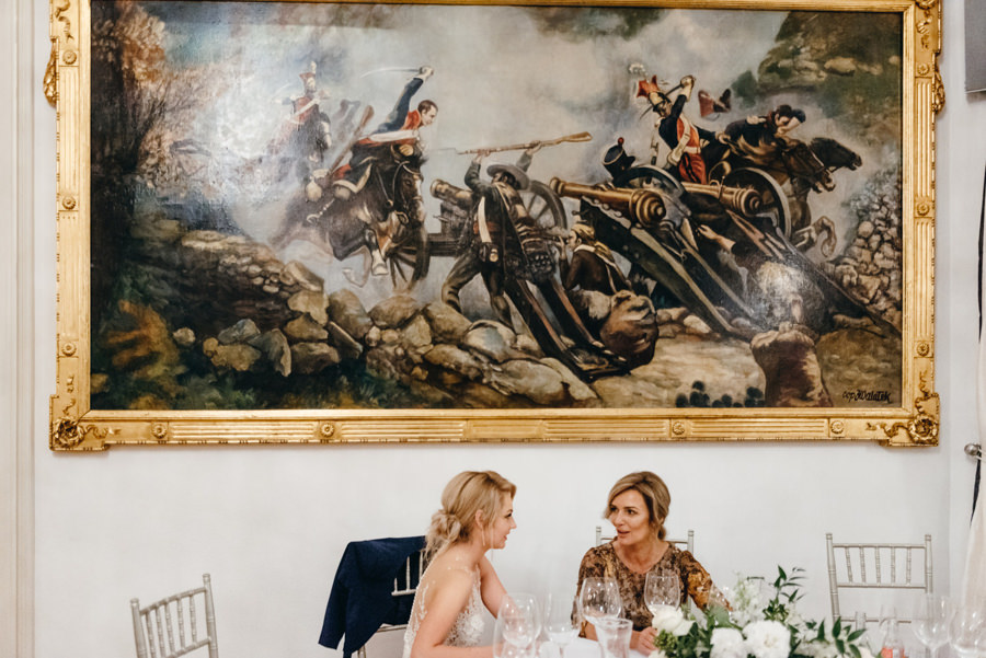 eleganckie wesele w pałacu goetza, panna młoda z mamą, wnętrza pałacu