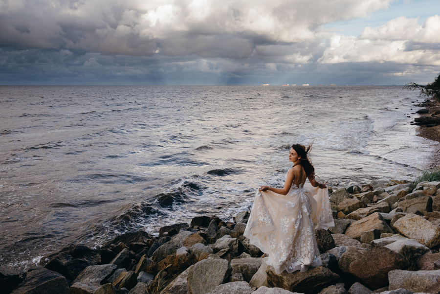 sesja ślubna nad morzem, plener ślubny nad bałtykiem, sesja zdjęciowa, piękna panna młoda na plaży