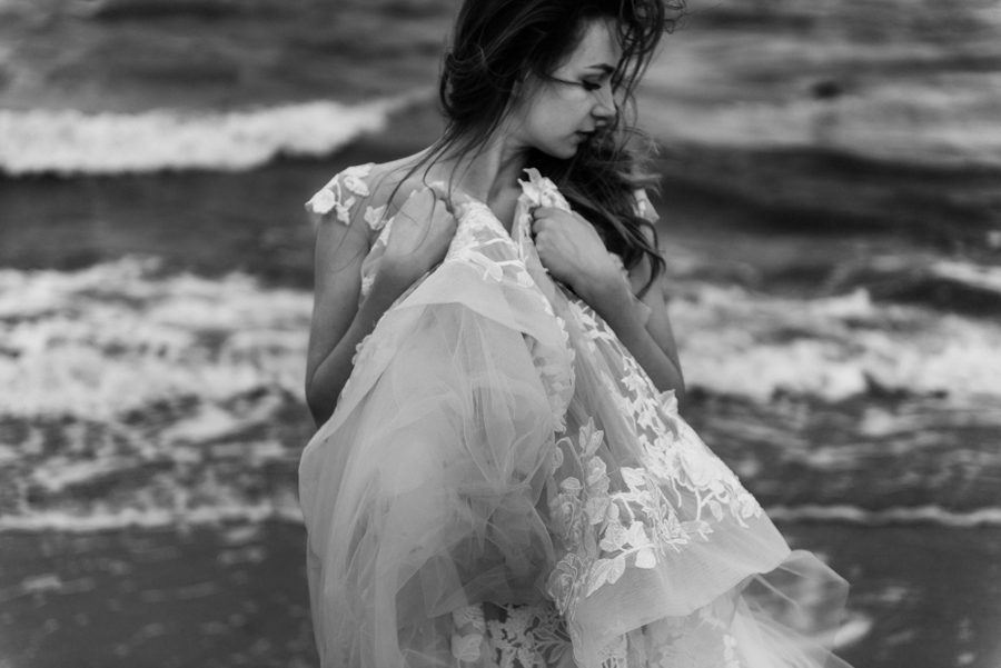 sesja ślubna nad morzem, plener ślubny nad bałtykiem, sesja zdjęciowa, portret panny młodej, sesja ślubna nad Bałtykiem