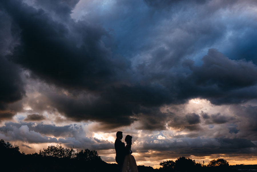 sesja ślubna nad morzem, plener ślubny nad bałtykiem, sesja zdjęciowa, portret panny młodej, sesja ślubna nad Bałtykiem, burzowe niebo, zachód słońca, klimatyczna sesja zdjęciowa nad morzem