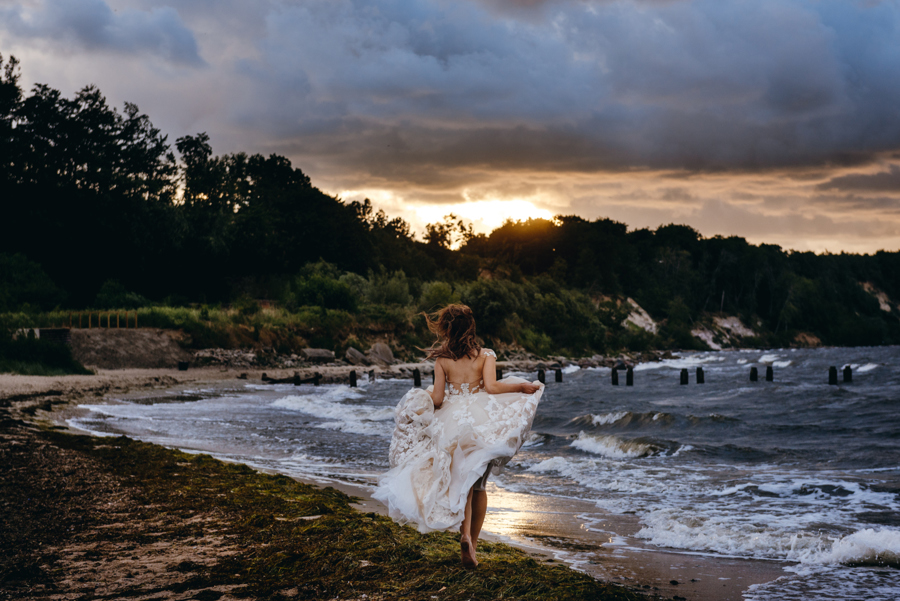 sesja ślubna nad morzem, plener ślubny nad bałtykiem, sesja zdjęciowa, portret panny młodej, sesja ślubna nad Bałtykiem, biegnąca panna młoda, plaża Babie Doły