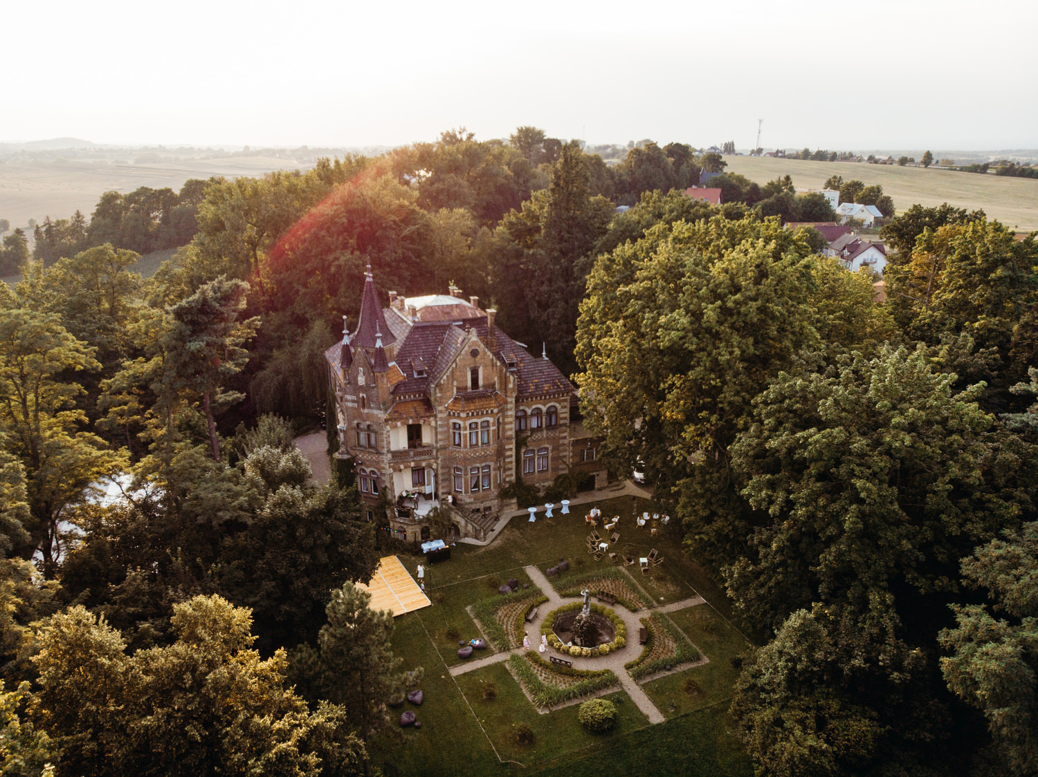 wesele w pałacu żeleńskich, pałac żeleńskich, wesele w plenerze, wesele pod chmurką, ślub plenerowy, ślub pod krakowem w plenerze, piękny rustykalny ślub, świetna zabawa na weselu, lmfoto