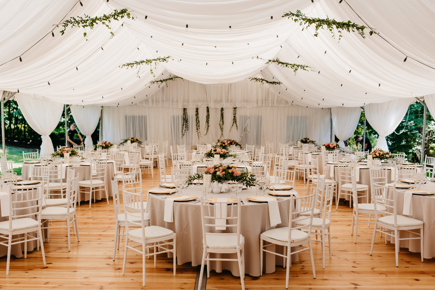 wesele w pałacu żeleńskich, pałac żeleńskich, wesele w plenerze, wesele pod chmurką, ślub plenerowy, ślub pod krakowem w plenerze, piękny rustykalny ślub, świetna zabawa na weselu, lmfoto