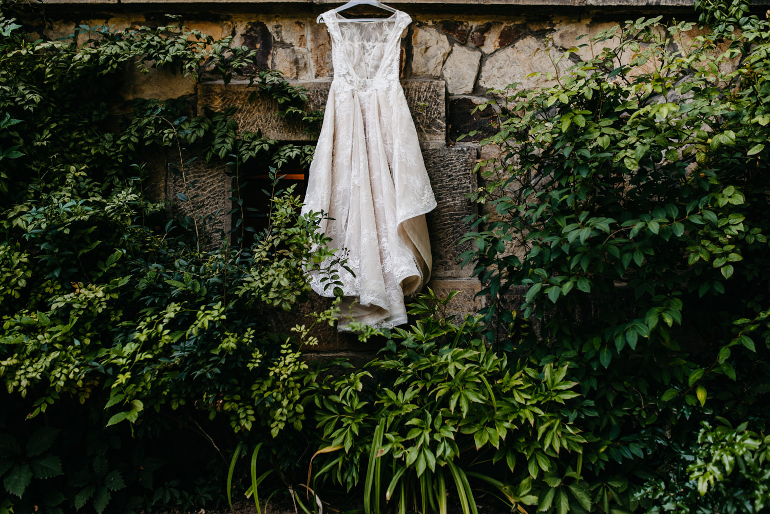 wesele w pałacu żeleńskich, pałac żeleńskich, wesele w plenerze, wesele pod chmurką, ślub plenerowy, ślub pod krakowem w plenerze, piękny rustykalny ślub, świetna zabawa na weselu, lmfoto