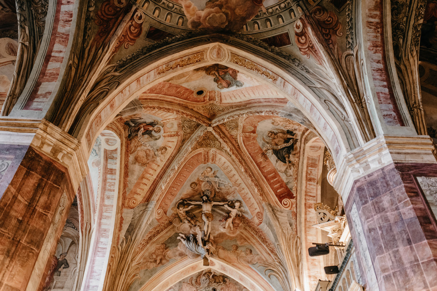 wesele w pałacu żeleńskich, pałac żeleńskich, wesele w plenerze, wesele pod chmurką, ślub plenerowy, ślub pod krakowem w plenerze, piękny rustykalny ślub, świetna zabawa na weselu, lmfoto