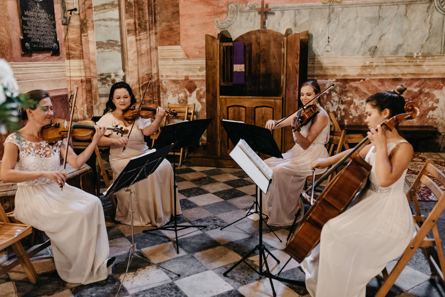 wesele w pałacu żeleńskich, pałac żeleńskich, wesele w plenerze, wesele pod chmurką, ślub plenerowy, ślub pod krakowem w plenerze, piękny rustykalny ślub, świetna zabawa na weselu, lmfoto