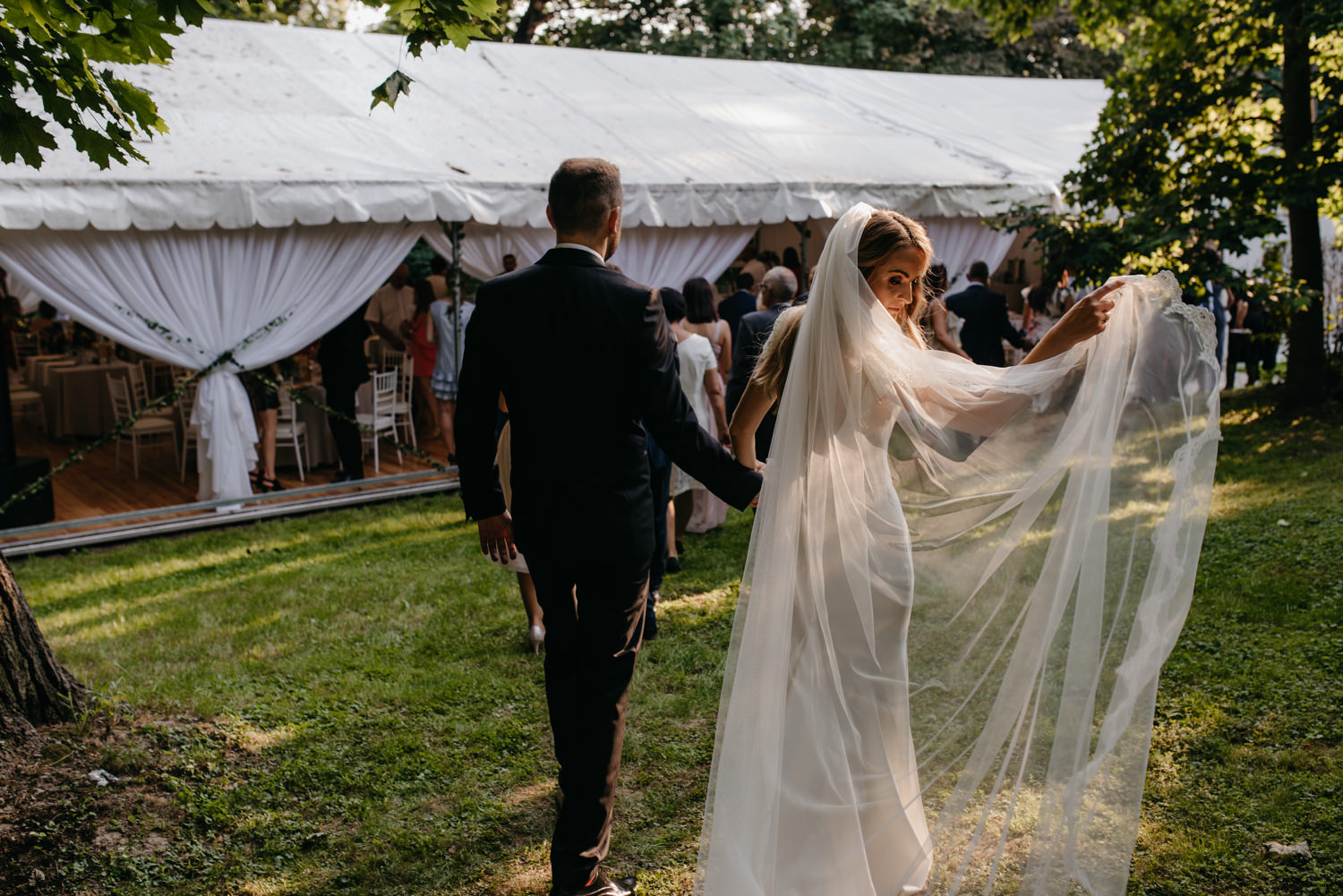 wesele w pałacu żeleńskich, pałac żeleńskich, wesele w plenerze, wesele pod chmurką, ślub plenerowy, ślub pod krakowem w plenerze, piękny rustykalny ślub, świetna zabawa na weselu, lmfoto