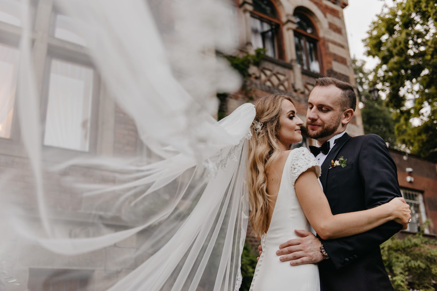 wesele w pałacu żeleńskich, pałac żeleńskich, wesele w plenerze, wesele pod chmurką, ślub plenerowy, ślub pod krakowem w plenerze, piękny rustykalny ślub, świetna zabawa na weselu, lmfoto