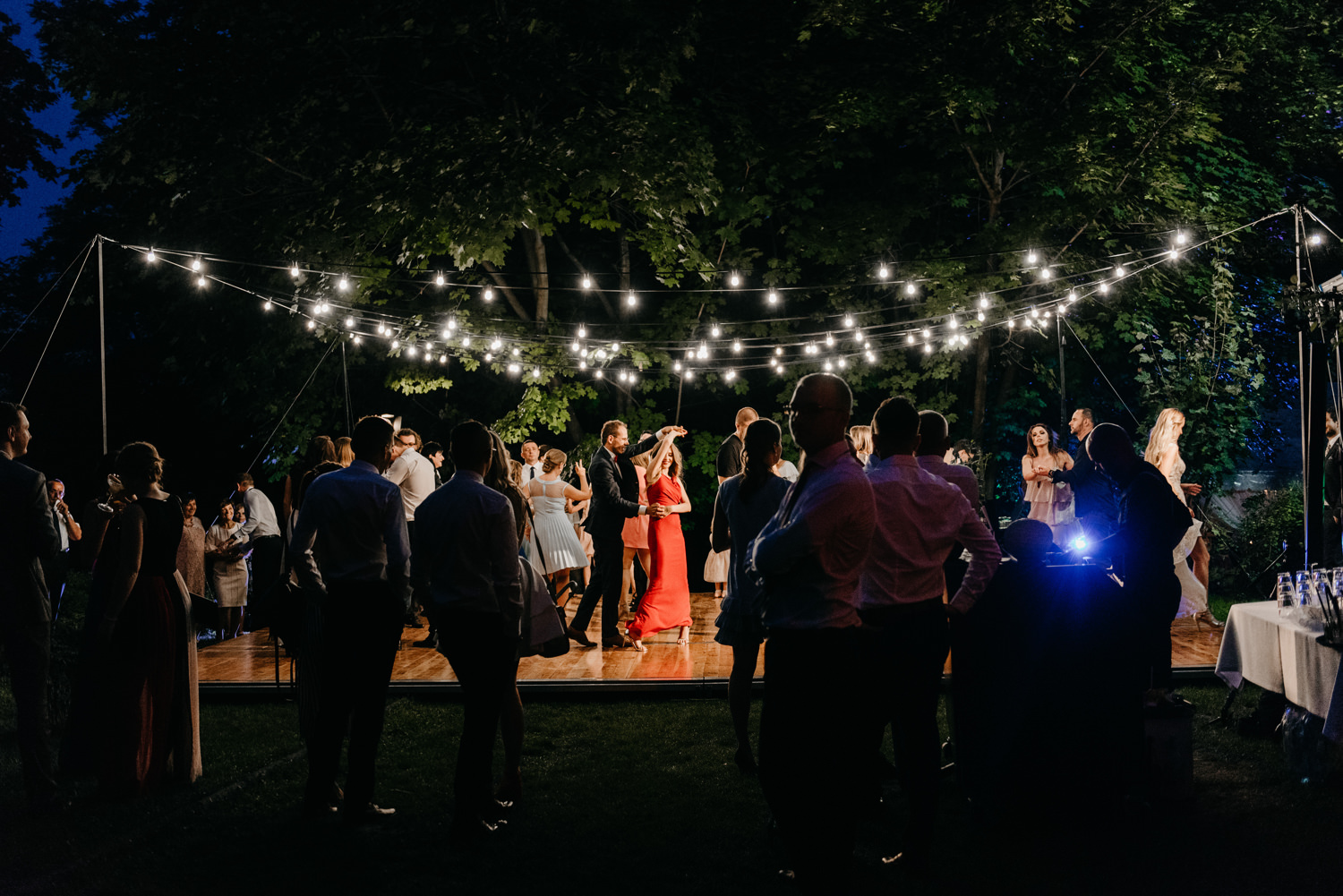 wesele w pałacu żeleńskich, pałac żeleńskich, wesele w plenerze, wesele pod chmurką, ślub plenerowy, ślub pod krakowem w plenerze, piękny rustykalny ślub, świetna zabawa na weselu, lmfoto