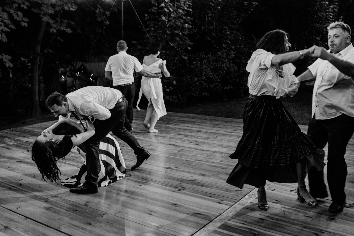 wesele w pałacu żeleńskich, pałac żeleńskich, wesele w plenerze, wesele pod chmurką, ślub plenerowy, ślub pod krakowem w plenerze, piękny rustykalny ślub, świetna zabawa na weselu, lmfoto