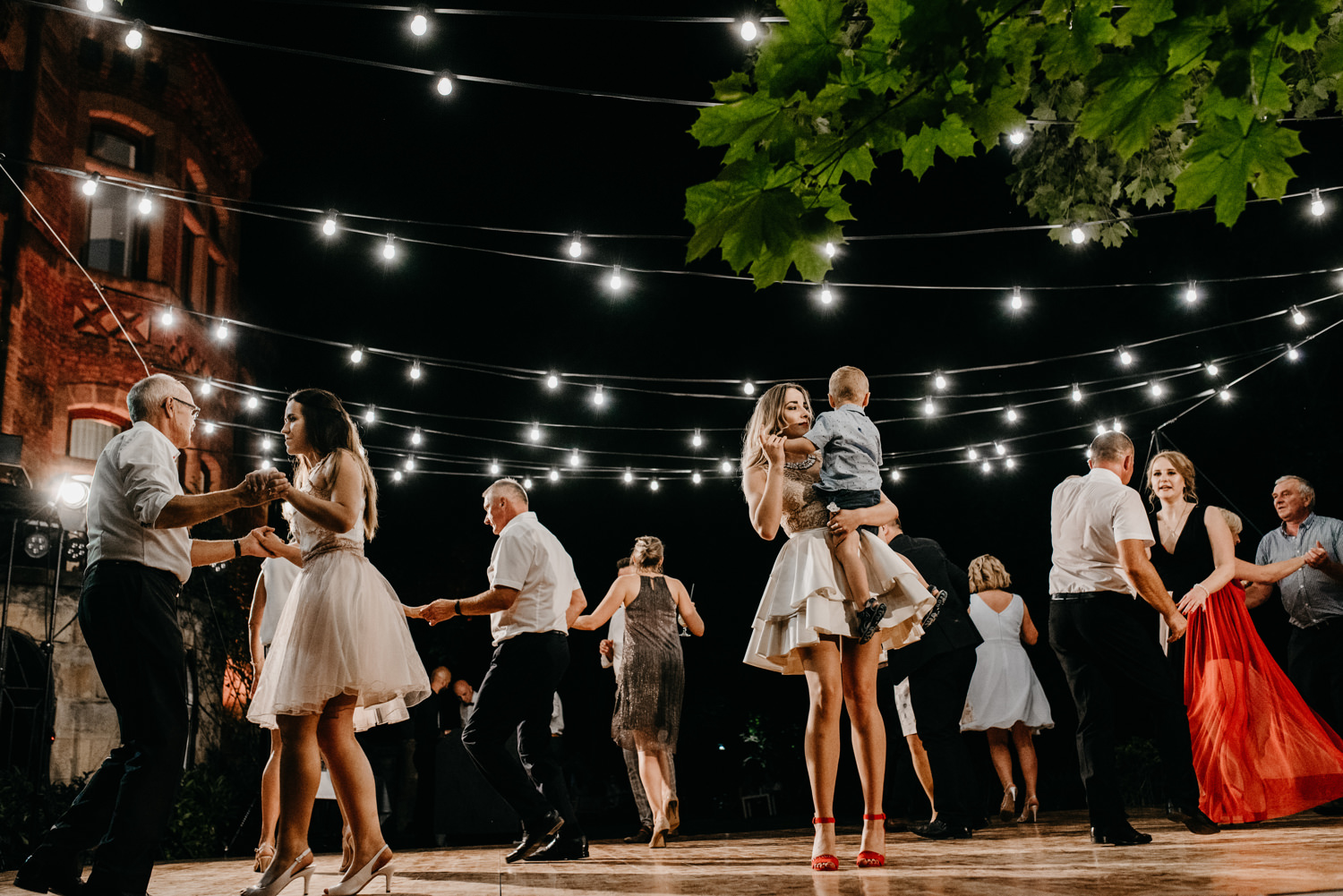 wesele w pałacu żeleńskich, pałac żeleńskich, wesele w plenerze, wesele pod chmurką, ślub plenerowy, ślub pod krakowem w plenerze, piękny rustykalny ślub, świetna zabawa na weselu, lmfoto