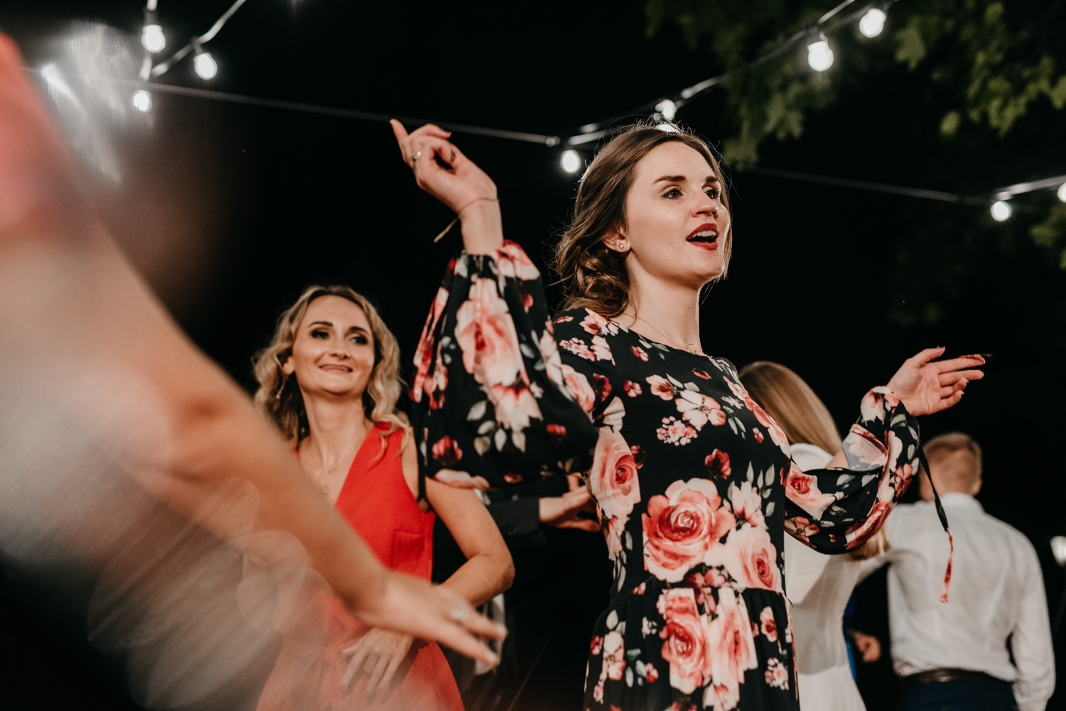 wesele w pałacu żeleńskich, pałac żeleńskich, wesele w plenerze, wesele pod chmurką, ślub plenerowy, ślub pod krakowem w plenerze, piękny rustykalny ślub, świetna zabawa na weselu, lmfoto