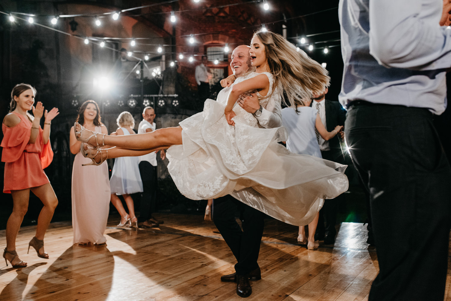 wesele w pałacu żeleńskich, pałac żeleńskich, wesele w plenerze, wesele pod chmurką, ślub plenerowy, ślub pod krakowem w plenerze, piękny rustykalny ślub, świetna zabawa na weselu, lmfoto