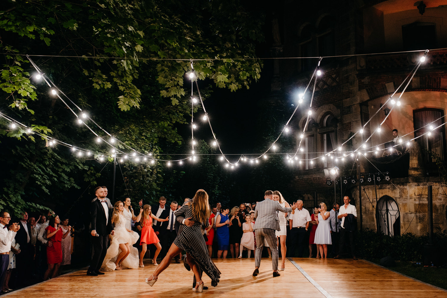 wesele w pałacu żeleńskich, pałac żeleńskich, wesele w plenerze, wesele pod chmurką, ślub plenerowy, ślub pod krakowem w plenerze, piękny rustykalny ślub, świetna zabawa na weselu, lmfoto