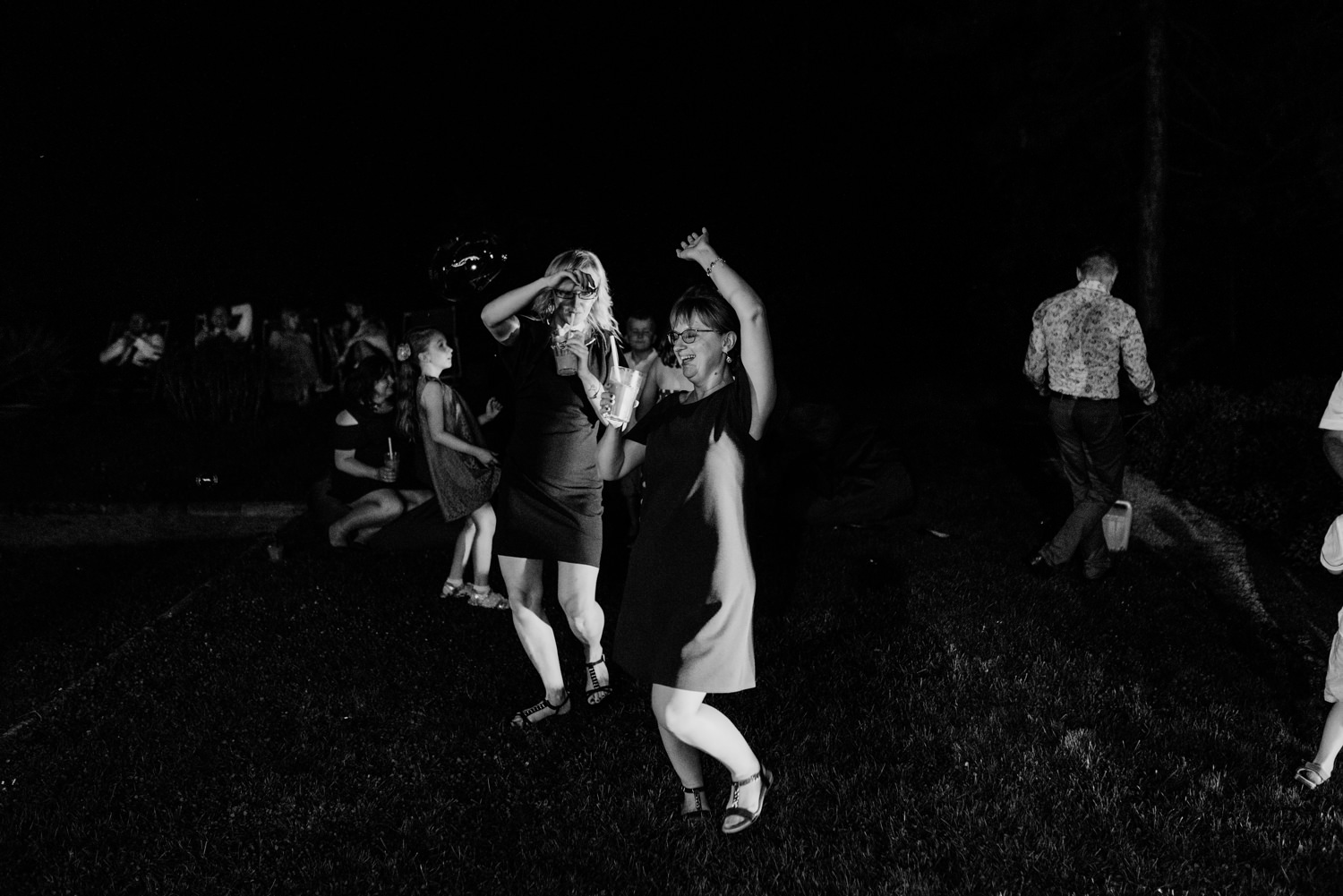 wesele w pałacu żeleńskich, pałac żeleńskich, wesele w plenerze, wesele pod chmurką, ślub plenerowy, ślub pod krakowem w plenerze, piękny rustykalny ślub, świetna zabawa na weselu, lmfoto