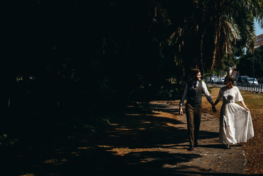 sesja ślubna w hiszpanii, zagraniczny plener ślubny, lmfoto, plener w Maladze, malaga sesja ślubna, plenerowa sesja za granicą, plener ślubny w Hiszpanii, ostre światło podczas sesji, 